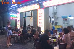 Hà Nội: Hàng quán chiếm hết vỉa hè, lòng đường bên bờ sông Tô Lịch