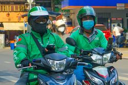 Tài xế và khách hàng bối rối với phí 'nắng nóng' của Grab