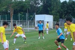 HLV Đinh Thế Nam vắng mặt trong buổi tập của U19 Việt Nam vì vấn đề sức khỏe
