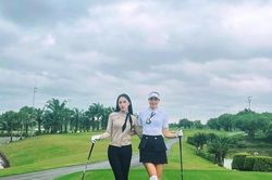 Ngôi sao Hương Giang đọ sắc với Hoa hậu Phạm Hương trên sân golf