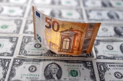 Lần đầu tiên trong 20 năm, đồng Euro và đồng USD gần ngang giá