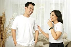 Dùng chiêu để chồng không ghen tuông, tự ái