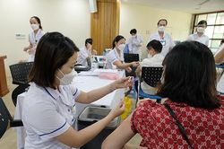 Sáng 12/7: Nhiều người 'lười' tiêm vaccine COVID-19 mũi 3 và 4, trong khi biến thể phụ BA.4, BA.5 đã xâm nhập cộng đồng