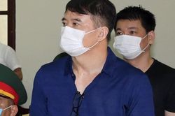 Xử vụ buôn lậu gần 200 triệu lít xăng: Mâu thuẫn lời khai giữa 'ông trùm' và cựu đại tá biên phòng