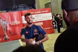 Bruno Fernandes tặng gà rán cho cổ động viên Thái Lan