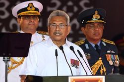 Cảnh sát hộ tống tổng thống Sri Lanka và vệ sĩ ở sân bay Maldives