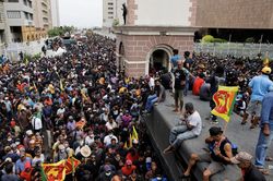 Người biểu tình tiếp tục vây văn phòng thủ tướng, Sri Lanka ban bố tình trạng khẩn cấp