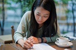Lá thư vợ gửi tình nhân của chồng làm thay đổi toàn bộ suy nghĩ của những người vợ bị chồng lừa dối