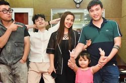 Con gái Nguyễn Ngọc Anh theo chân bố mẹ đi thu âm ca khúc mới