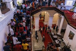 Sri Lanka ban bố tình trạng khẩn cấp sau khi Tổng thống tháo chạy ra nước ngoài