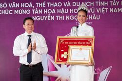 Hoa hậu Ngọc Châu nhận bằng khen của quê nhà Tây Ninh