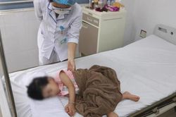 Mùa sốt xuất huyết, hai thời điểm không nên cho trẻ ra ngoài
