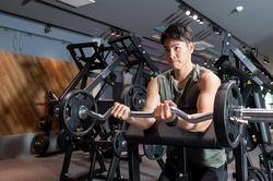 Phòng gym ở Nhật Bản sáng đèn xuyên đêm
