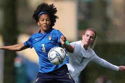 Soi kèo nhà cái Nữ Ý vs Iceland. Nhận định, dự đoán bóng đá nữ EURO 2022 (23h00, 14/7)