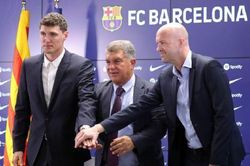 Vì sao Barcelona vẫn nổ bom tấn dù nợ đầm đìa?
