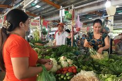 Giá thịt lợn, trứng vẫn cao, giá rau đồng loạt giảm