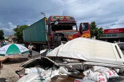 Xe khách nát bét khi đâm trực diện xe container