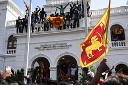Người biểu tình Sri Lanka đồng ý trả lại các tòa nhà chính quyền