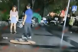 Chồng tát vợ ngay giữa phố, kỳ lạ thay ai cũng thấy tội nghiệp anh ta