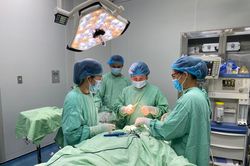 Cháu bé 4 tuổi ngậm tăm rồi bị đâm xuyên vùng niêm mạc