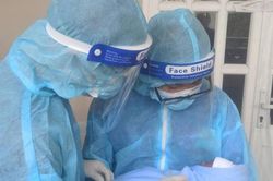 Ở điểm nóng COVID-19 một năm trước: Trăn trở, suy tư của một tình nguyện viên trong tâm dịch