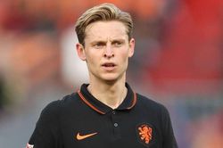 Frenkie de Jong trả đũa Barca