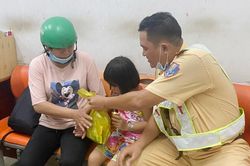 Bé gái 5 tuổi ở TP.HCM đi lạc, lang thang 10 km trên quốc lộ