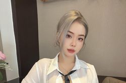 Hot girl xăm trổ mặc xuyên thấu lộ nội y, khoe body 'ná thở'