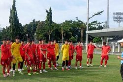 HLV Đinh Thế Nam lên 'dây cót' tinh thần cho U19 Việt Nam