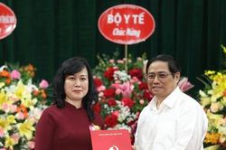 Thủ tướng trao quyết định quyền Bộ trưởng Bộ Y tế cho bà Đào Hồng Lan