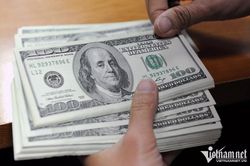 USD tiếp tục tăng mạnh, giá chợ đen vượt 24.300 đồng/USD