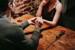 Không cưỡng lại được hấp dẫn từ cô thư ký trẻ, chồng đòi ly hôn rồi đuổi vợ ra khỏi nhà, vợ bình thản làm một điều mà chồng có chết cũng không ngờ tới