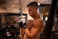 Hết chỗ dung thân, Ronaldo lao vào tập luyện để trở lại MU