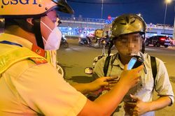 Tài xế vi phạm nồng độ cồn ở TP.HCM: 'Không nhậu, anh em không nể'
