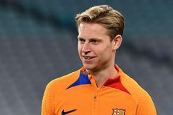 De Jong có tên trong danh sách du đấu hè của Barca