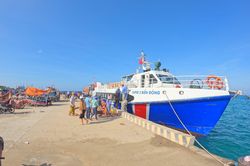 Gặp thời tiết xấu, tàu ra Lý Sơn phải cập cảng cũ