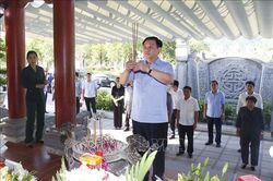Chủ tịch Quốc hội dâng hương tại Khu di tích Ngã ba Đồng Lộc, Truông Bồn