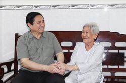 Thủ tướng Phạm Minh Chính thăm gia đình chính sách tại tỉnh Hậu Giang
