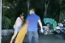 Người đàn ông tức giận tát vợ giữa đường, biết nguyên nhân ai cũng 'mặc kệ'