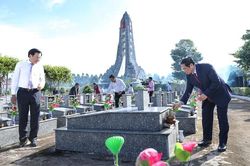 Chùm ảnh: Thủ tướng dâng hương tưởng niệm các anh hùng, liệt sĩ