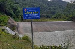 Sinh viên đại học cùng hai cháu bé chết đuối khi tắm ở đập tràn