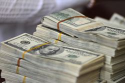 USD mạnh lên, Euro suy yếu, vàng mất cơ hội tăng giá
