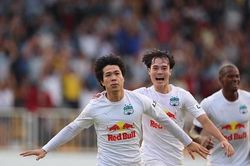 Công Phượng chấn thương, nghỉ hết lượt đi V.League 2022; Quang Hải thi đấu nổi bật trong chiến thắng của Pau FC