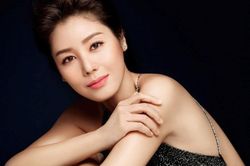 Hoa hậu người Hàn và câu chuyện nhận nuôi con gái gốc Việt đầy cảm động