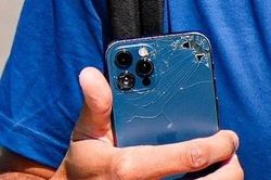 Sao Man City dùng điện thoại vỡ mặt lưng