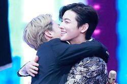 Jimin BTS dính nhau không rời Cha Eun Woo ASTRO