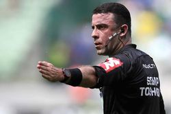 Khi trọng tài FIFA công khai là người đồng tính