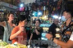 Du khách nước ngoài tấp nập đến chợ ở TPHCM, tiểu thương đắt hàng không kịp ăn trưa