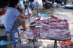 Giá thịt lợn tăng sốc, tiểu thương ế hàng vì sức mua yếu