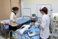 Bắt 2 'bảo mẫu' nghi bạo hành khiến bé gái 2 tuổi nguy kịch
